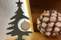 Árbol de Navidad decorativo impreso en 3D con globo ornamental y diseño minimalista.