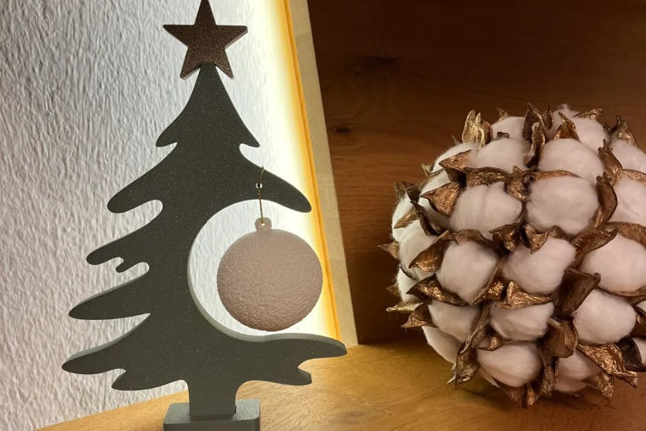 Árbol de Navidad decorativo impreso en 3D con globo ornamental y diseño minimalista.