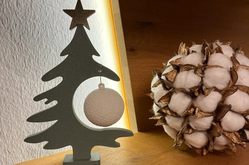 Árbol de Navidad decorativo impreso en 3D con globo ornamental y diseño minimalista.