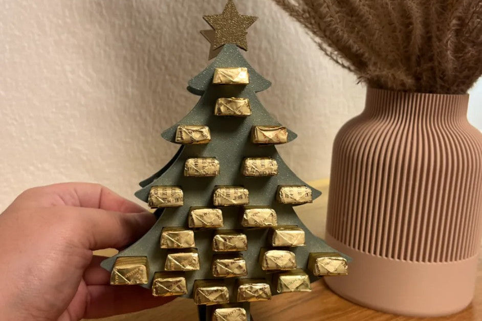 Calendario de Adviento decorativo con forma de árbol de Navidad.
