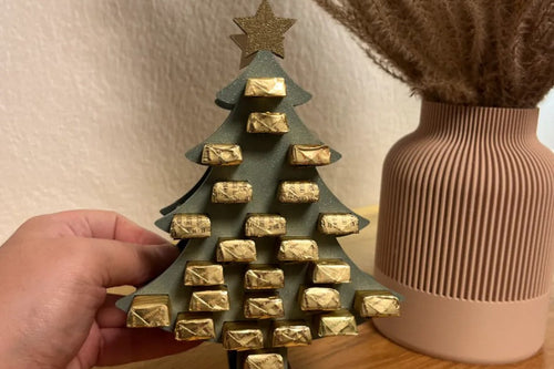 Calendario de Adviento decorativo con forma de árbol de Navidad.
