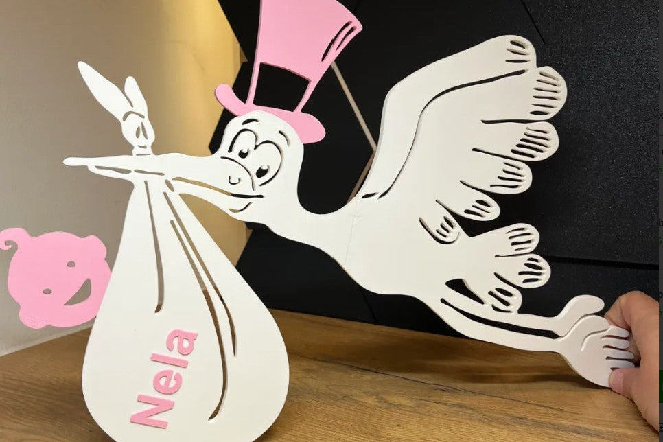 Figura decorativa de cigüeña personalizada para celebrar un nacimiento.
