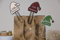 Clip decorativo con forma de sombrero navideño.
