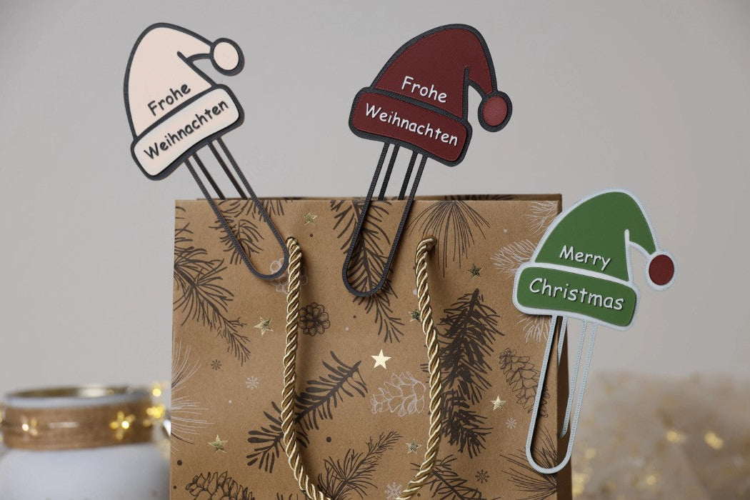 Clip decorativo con forma de sombrero navideño.
