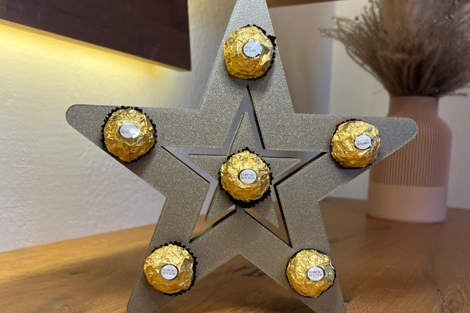 Soporte decorativo navideño para bombones Ferrero Rocher.
