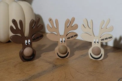 Figura decorativa de reno navideño en un diseño tierno.
