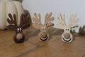 Figura decorativa de reno navideño en un diseño tierno.
