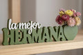 Florero decorativo con mensaje para la mejor hermana.
