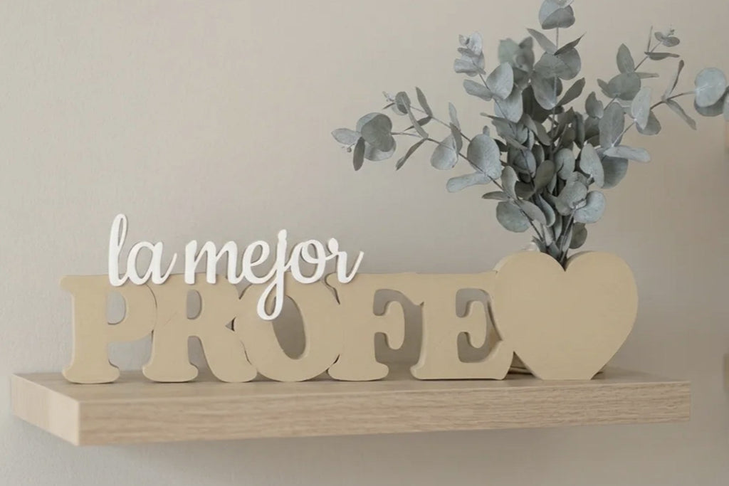 Florero decorativo con mensaje para una profesora.

