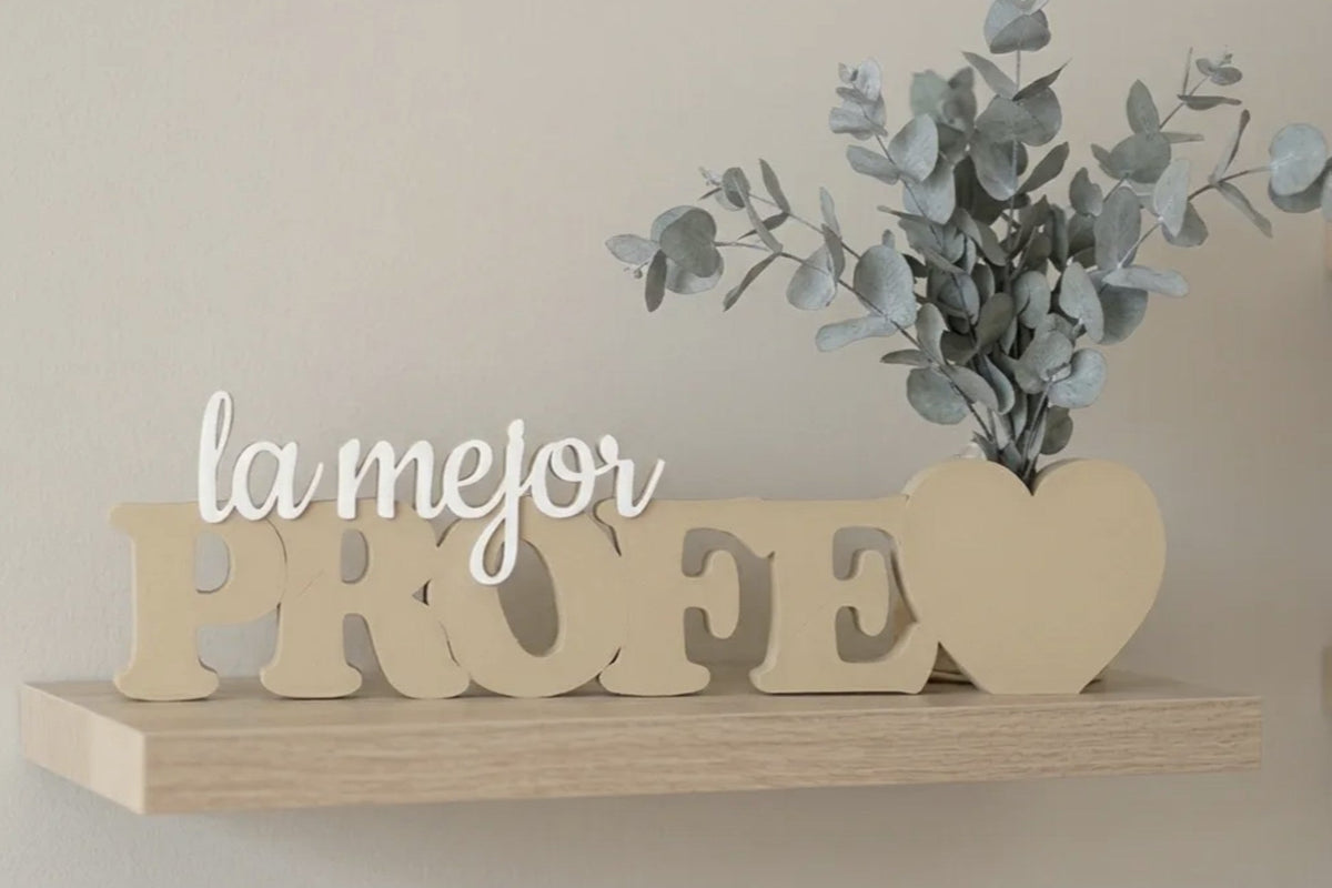 Florero decorativo con mensaje para una profesora.
