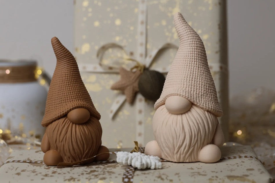 Figuras decorativas de Navidad impresas en 3D, con diseños de gnomos, magos y renos en tonos neutros.
