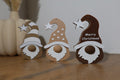Gnomo decorativo navideño con diseño festivo.
