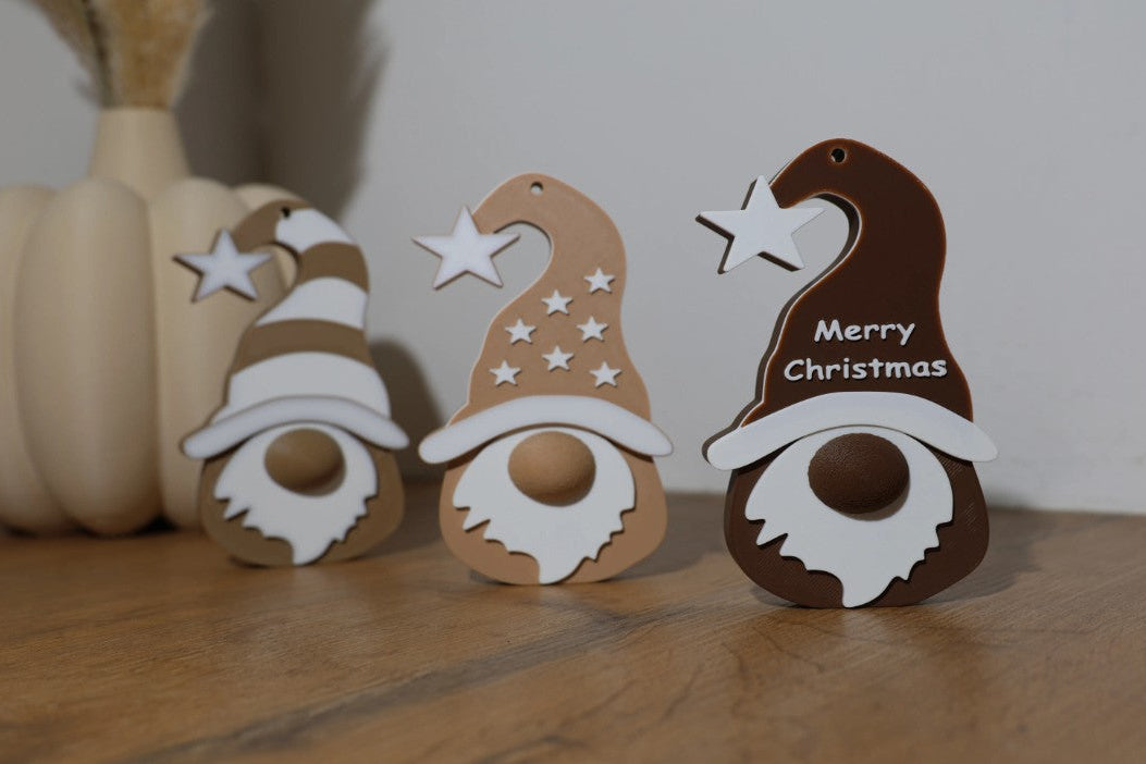 Gnomo decorativo navideño con diseño festivo.
