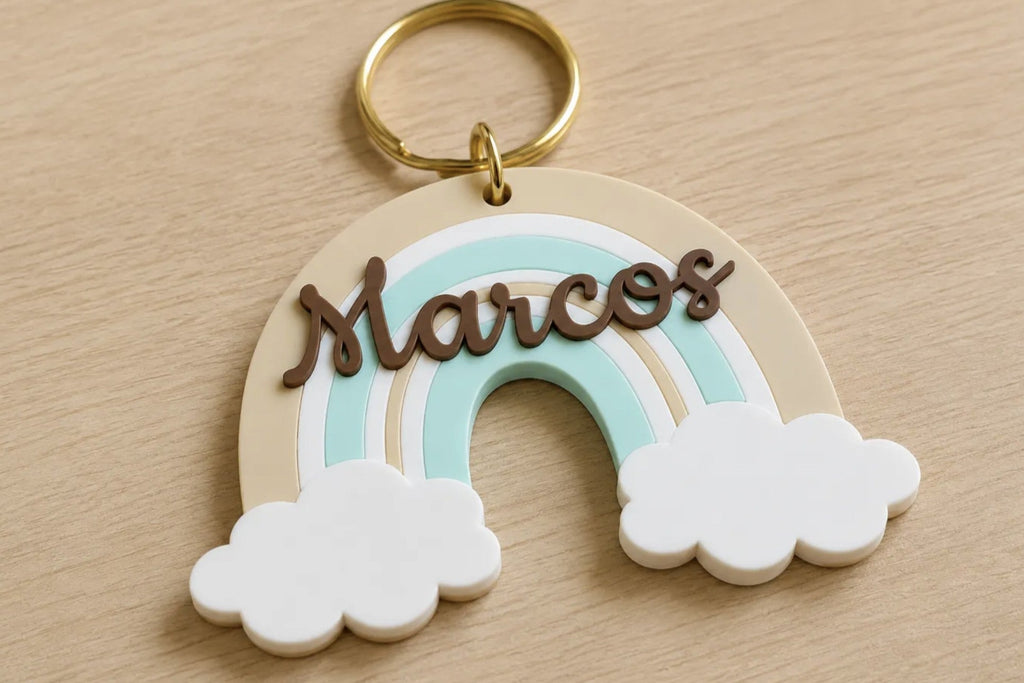 Llavero infantil con diseño de arcoíris personalizable con nombre.
