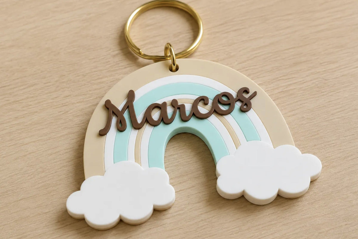 Llavero infantil con diseño de arcoíris personalizable con nombre.
