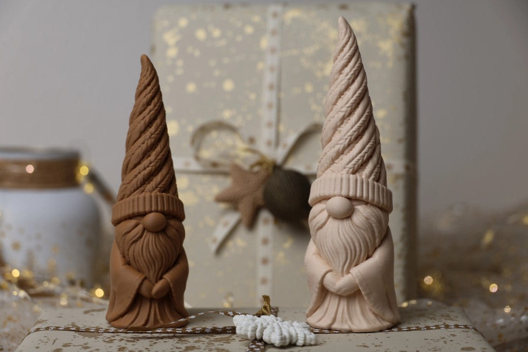 Figuras decorativas de Navidad impresas en 3D, con diseños de gnomos, magos y renos en tonos neutros.