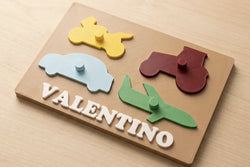 Puzzle infantil encajable con piezas de vehículos.
