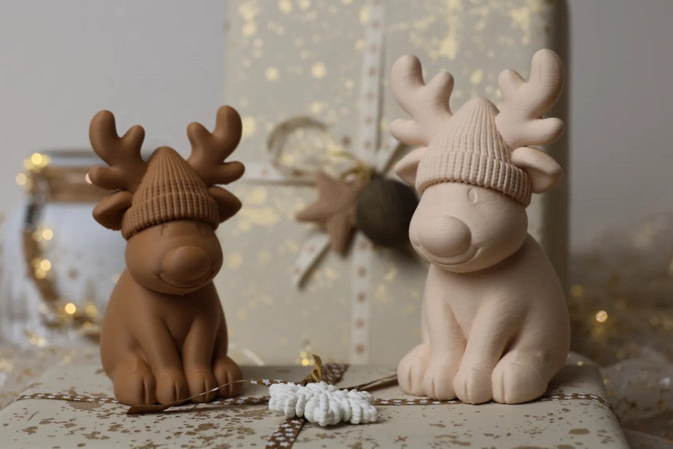 Figuras decorativas de Navidad impresas en 3D, con diseños de gnomos, magos y renos en tonos neutros.
